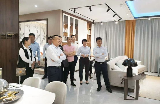 光辉集团总裁刘玉周一行到访沙巴app官网家具考察、共商深度合作